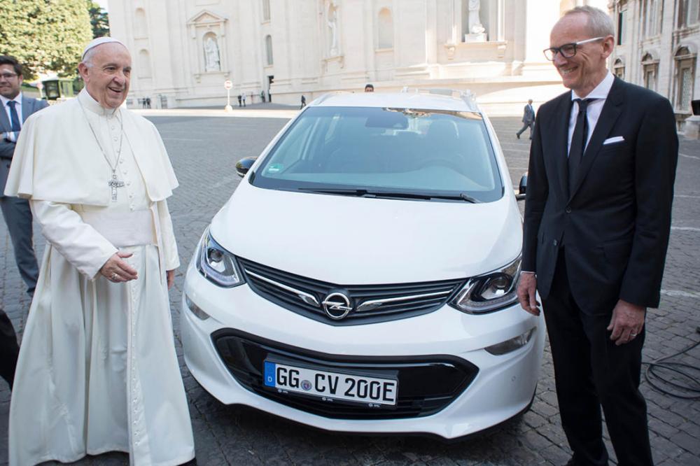 Image principale de l'actu: Opel ampera e une nouvelle venue dans l histoire de la papamobile 