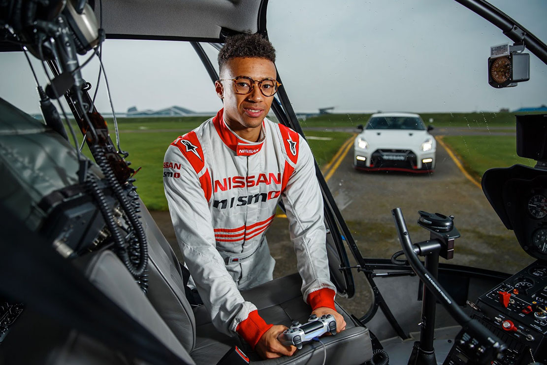 Image principale de l'actu: Nissan gt r c pilotee a silverstone avec une manette de playstation 