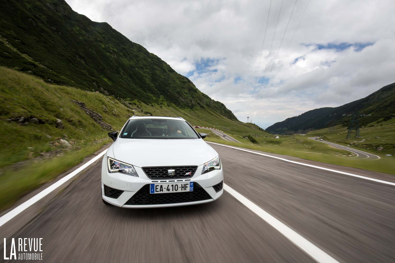 Image principale de l'actu: Seat pourrait produire une Leon Cupra R de 340 ch