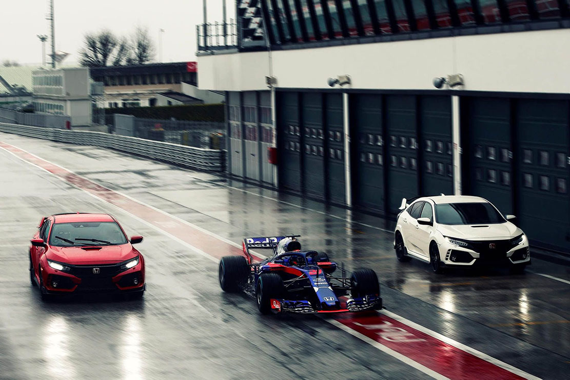 Image principale de l'actu: Les pilotes de l equipe toro rosso roulent en honda civic type r 