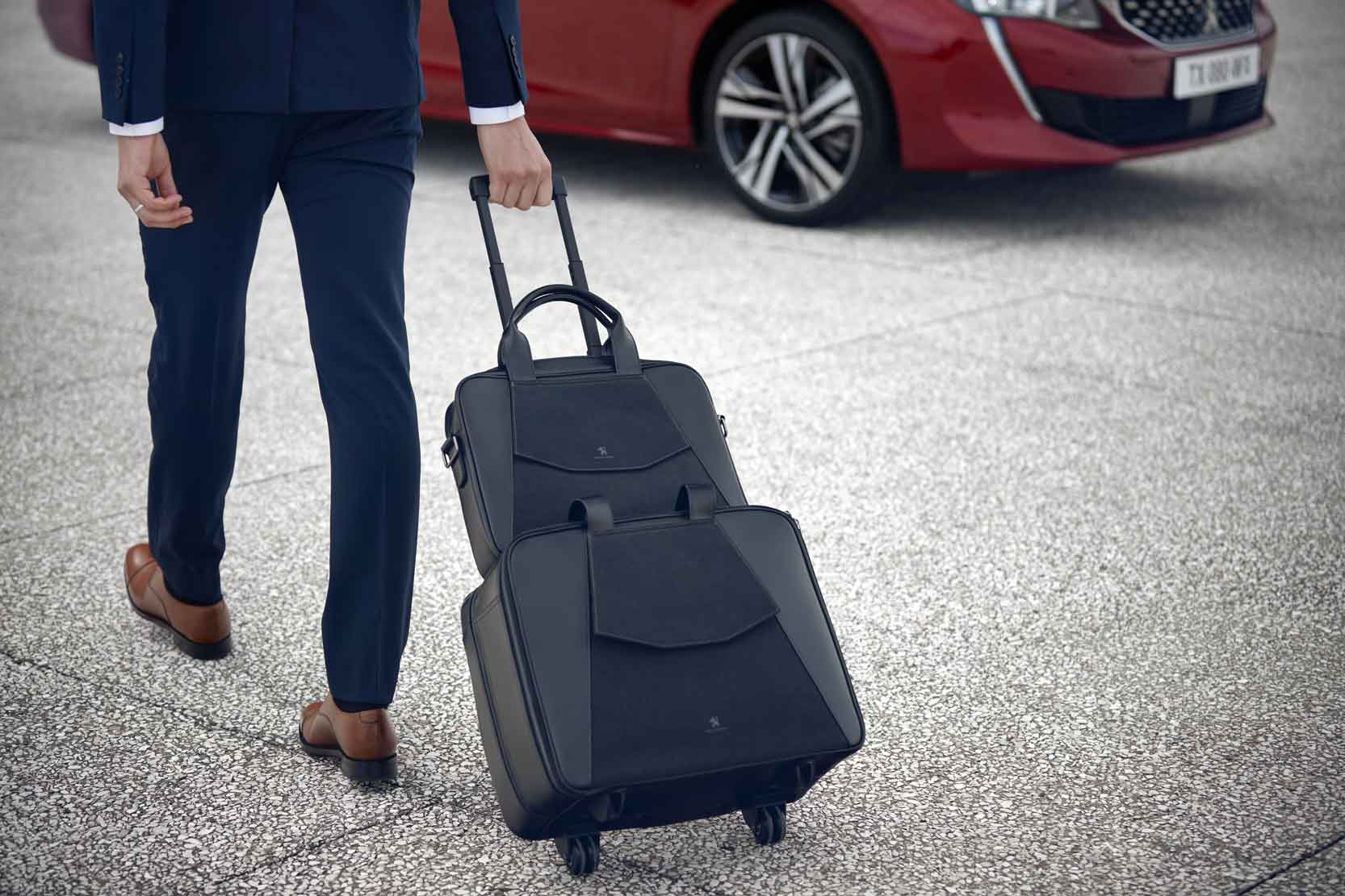 Image principale de l'actu: Un ligne de bagages en cuir et alcantara pour la peugeot 508 