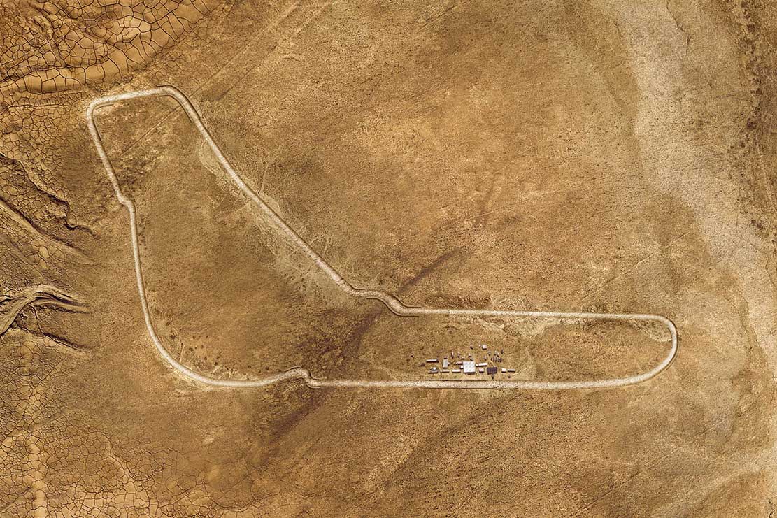 Image principale de l'actu: Bmw fait pousser une réplique de Monza dans le Sahara