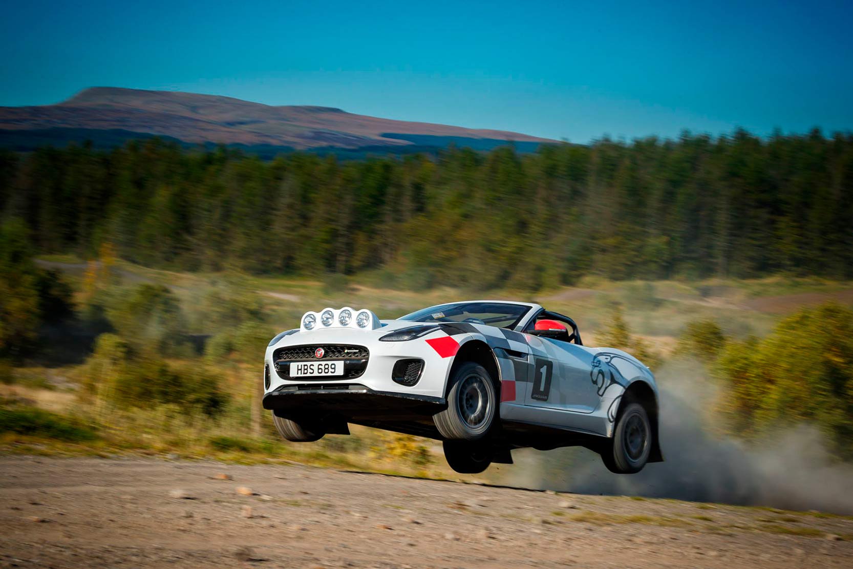 Image principale de l'actu: Une jaguar F-Type cabiolet pour faire du rallye