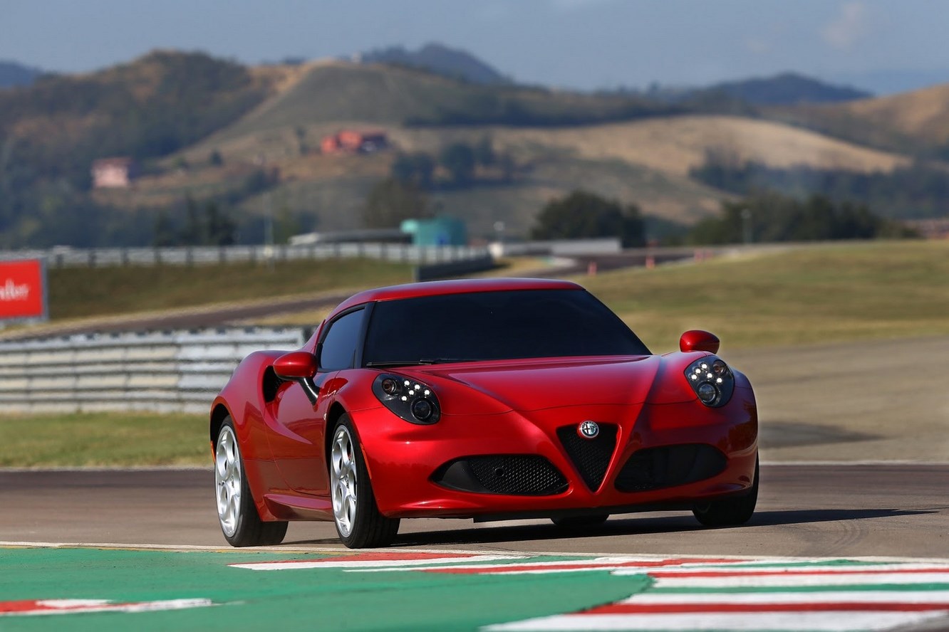 Image principale de l'actu: L alfa 4c a l essai lors des alfa romeo experience days 2014 