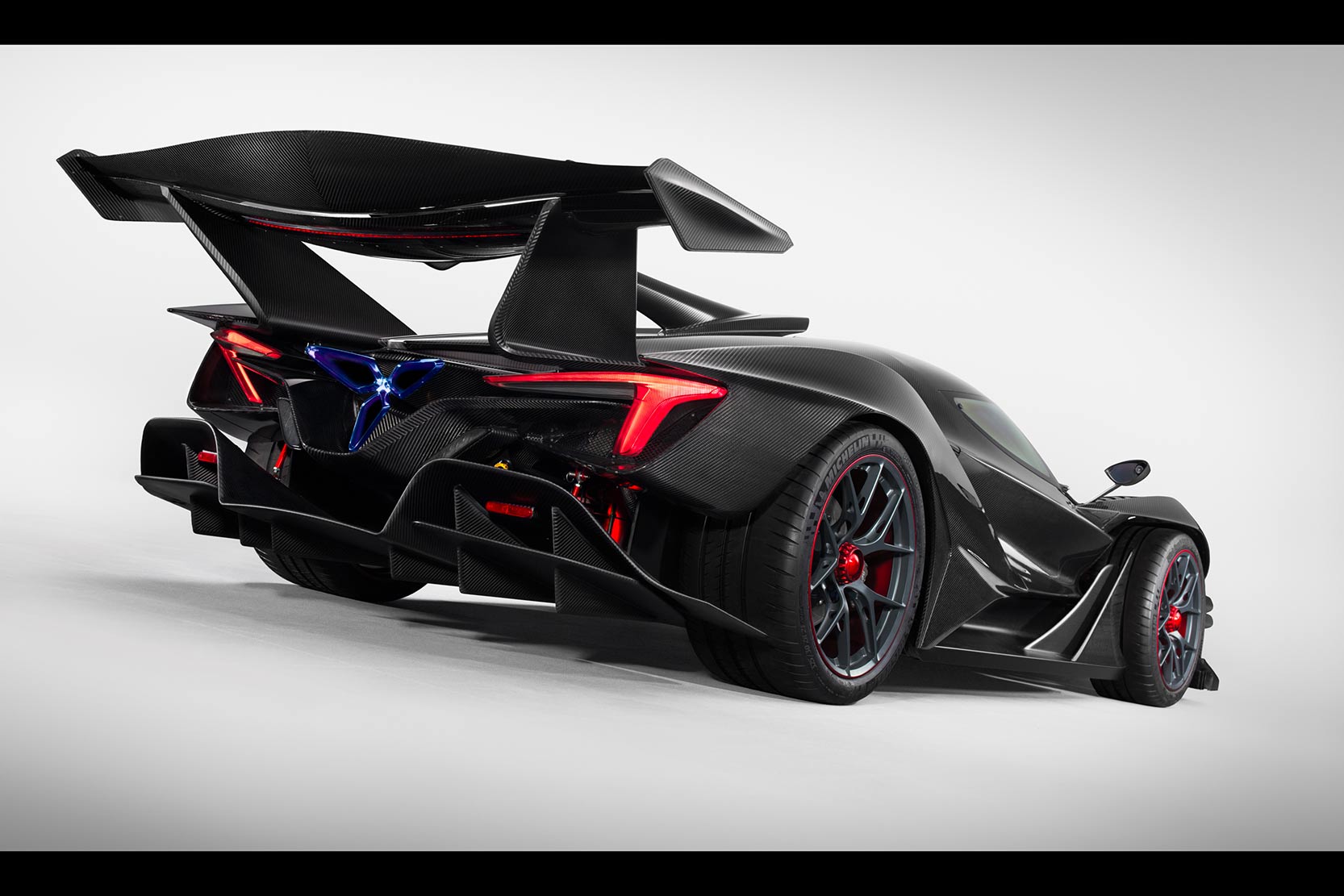 Image principale de l'actu: Apollo et hwa signent un partenariat technique pour l intensa emozione 