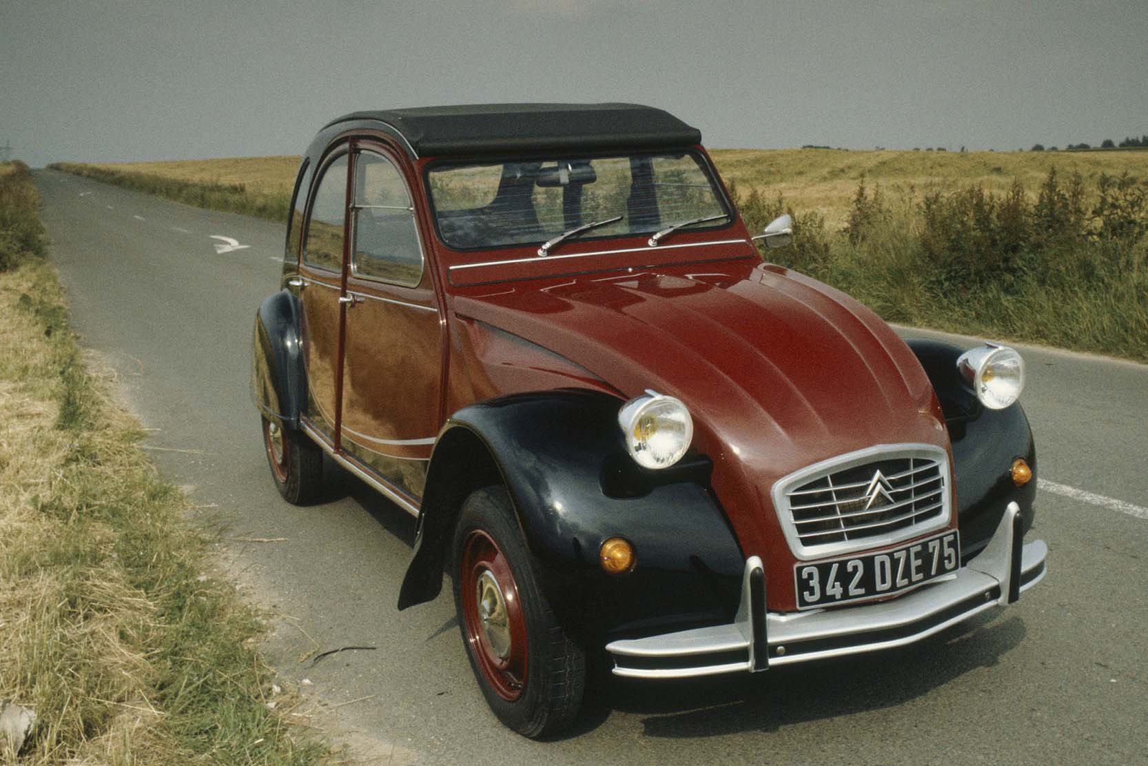 Image principale de l'actu: Retromobile citroen fete les 70 ans de la deudeuche 