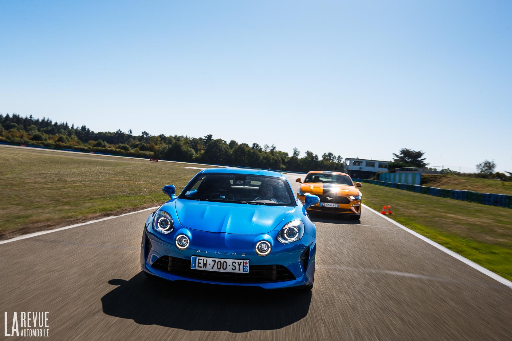 Match entre la Ford Mustang GT et l'Alpine A110