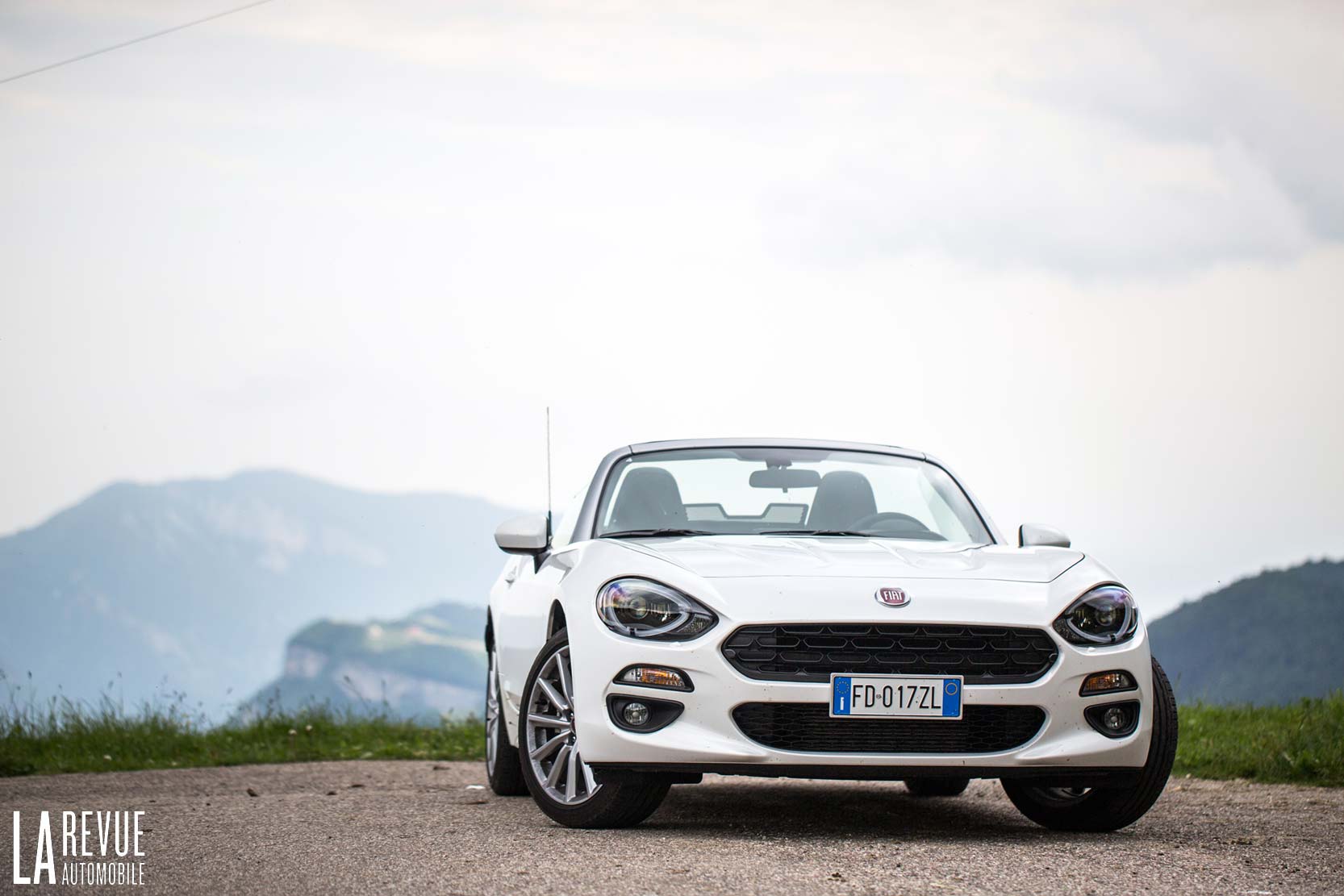 Image principale de l'actu: Fiat 124 spider voiture gay de l annee 