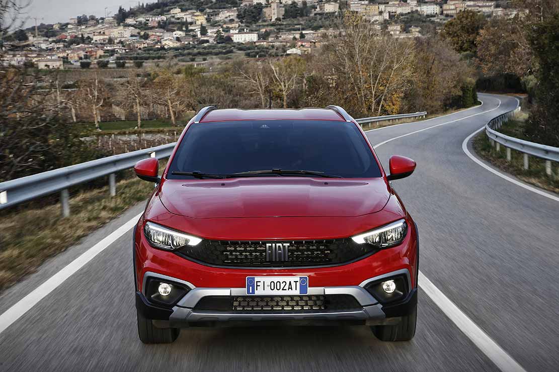 Fiat Tipo Cross Station Wagon (RED)