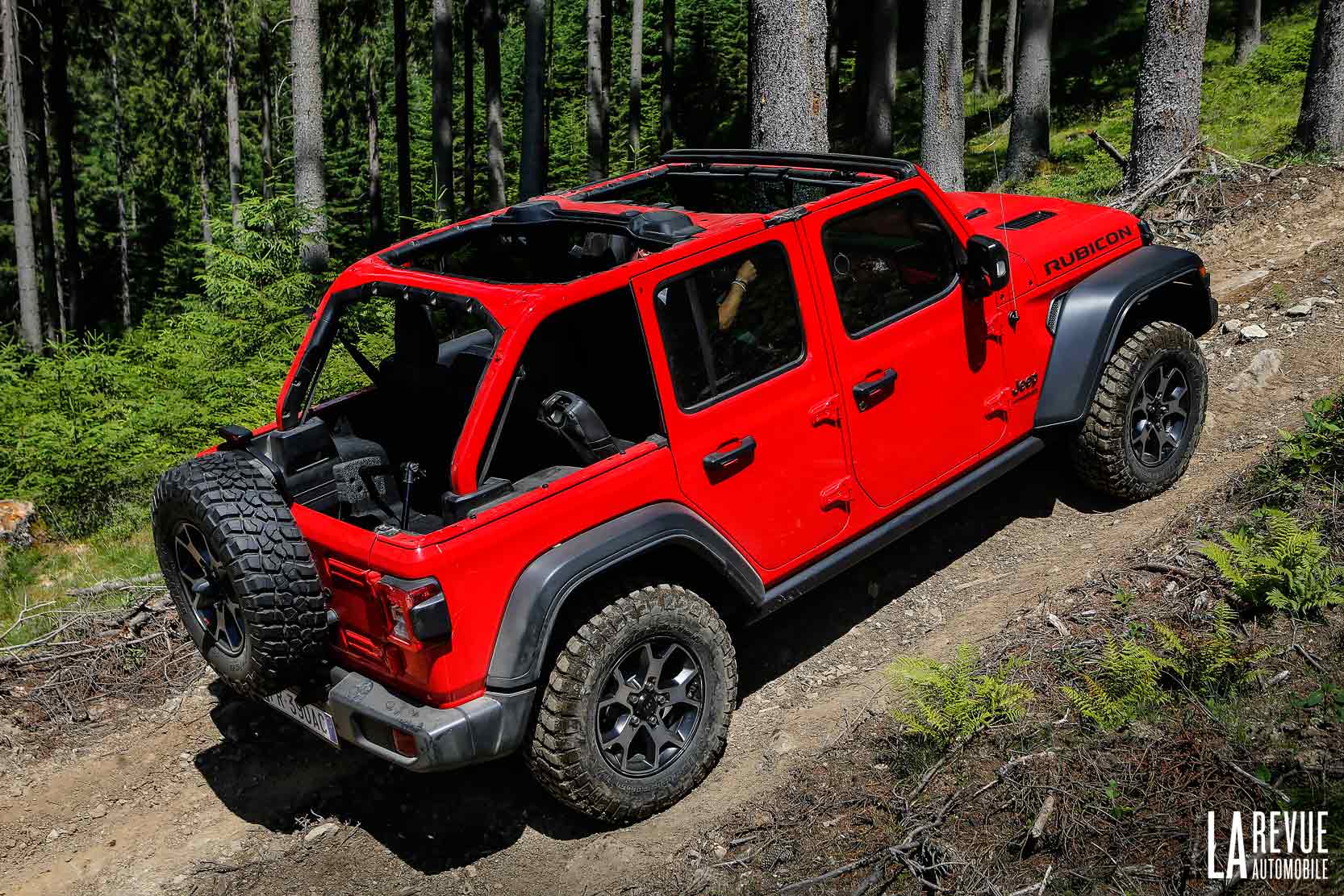 Le Jeep Wrangler peut se transformer en cabriolet en enlevant le toit