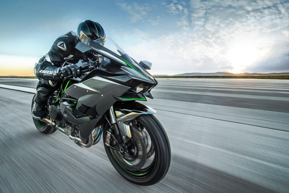 Image principale de l'actu: La kawasaki ninja h2r assomme tout sauf une nissan gt r de 1 350 ch 