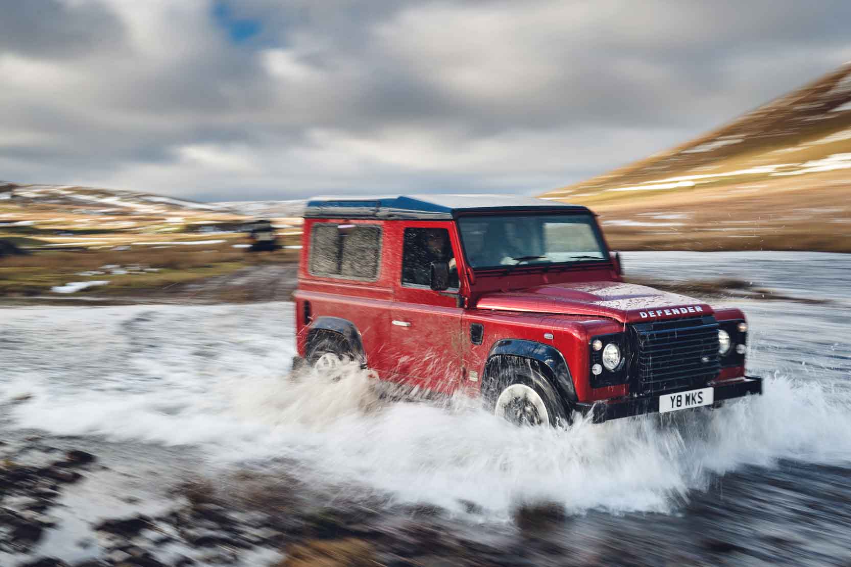 Image principale de l'actu: Land Rover Defender Works V8 : faire du neuf avec du vieux