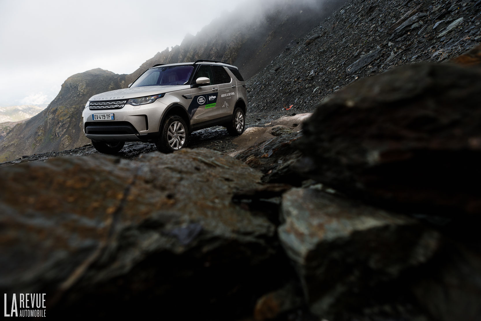 Le Lande Rover Discovery est capable de franchir des montagnes