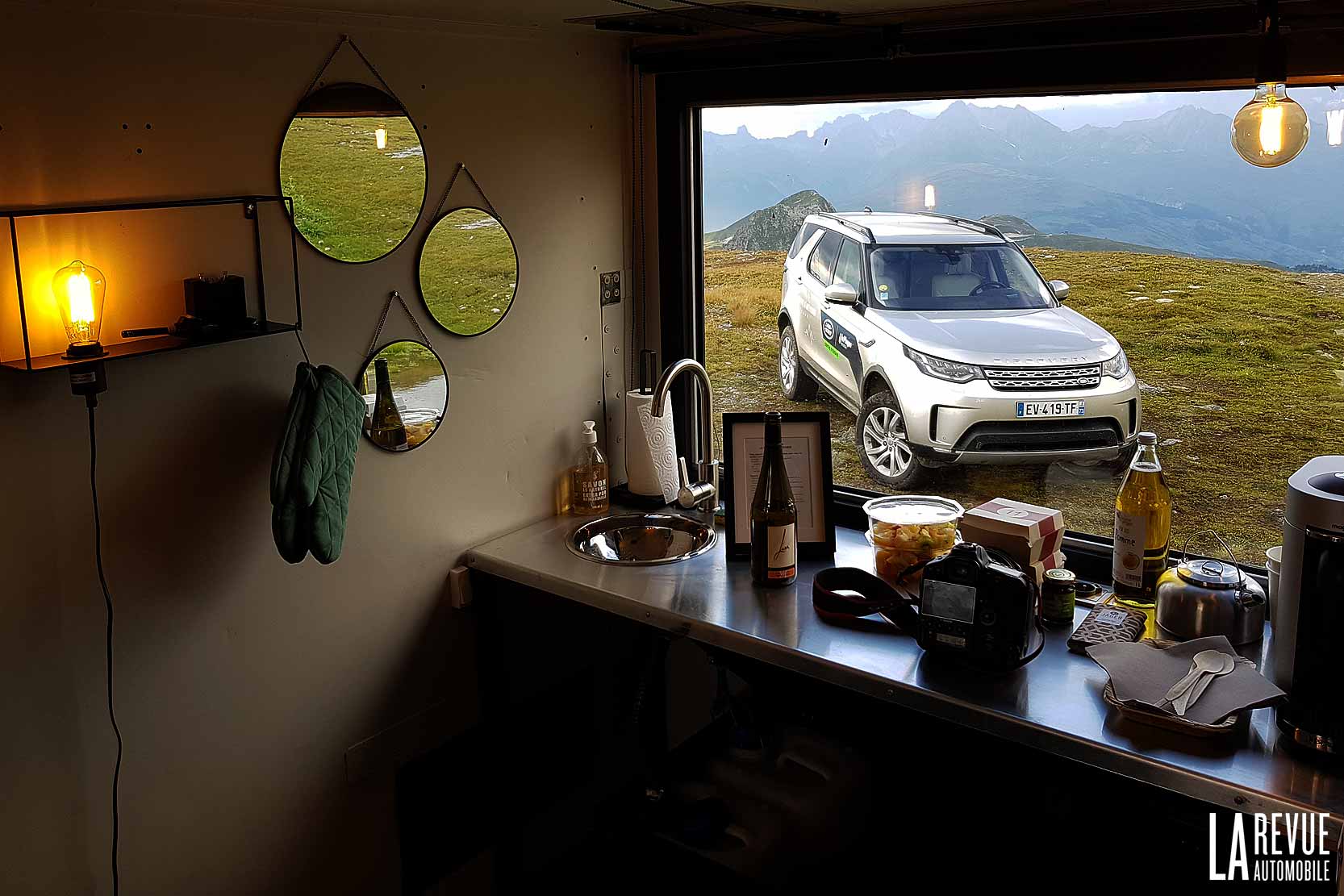 A l'intérieur d'un Shelter le Land Rover Discovery 