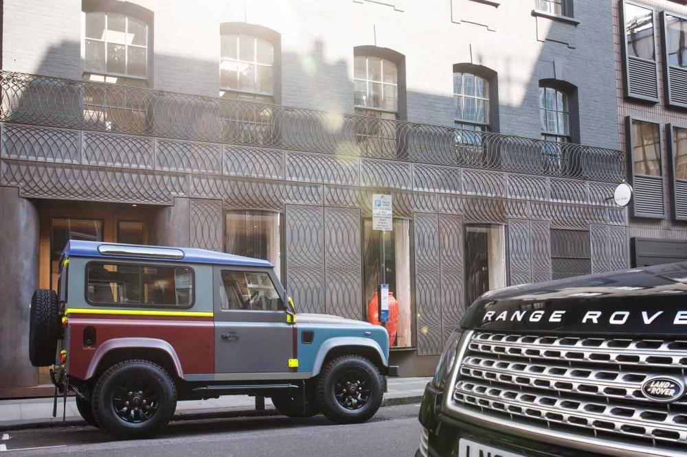 Image principale de l'actu: Un land rover defender pour paul smith 