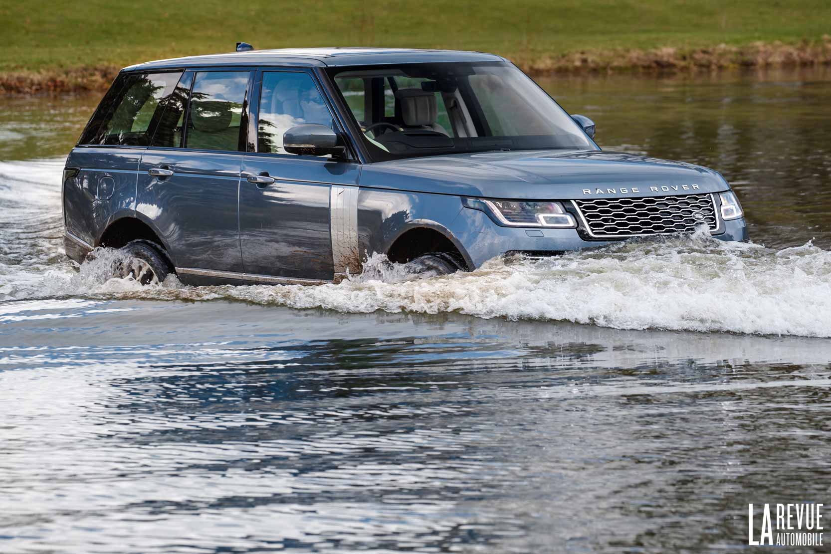 Fra,chissementd e gué avec le Range Rover P400e Hybride essence