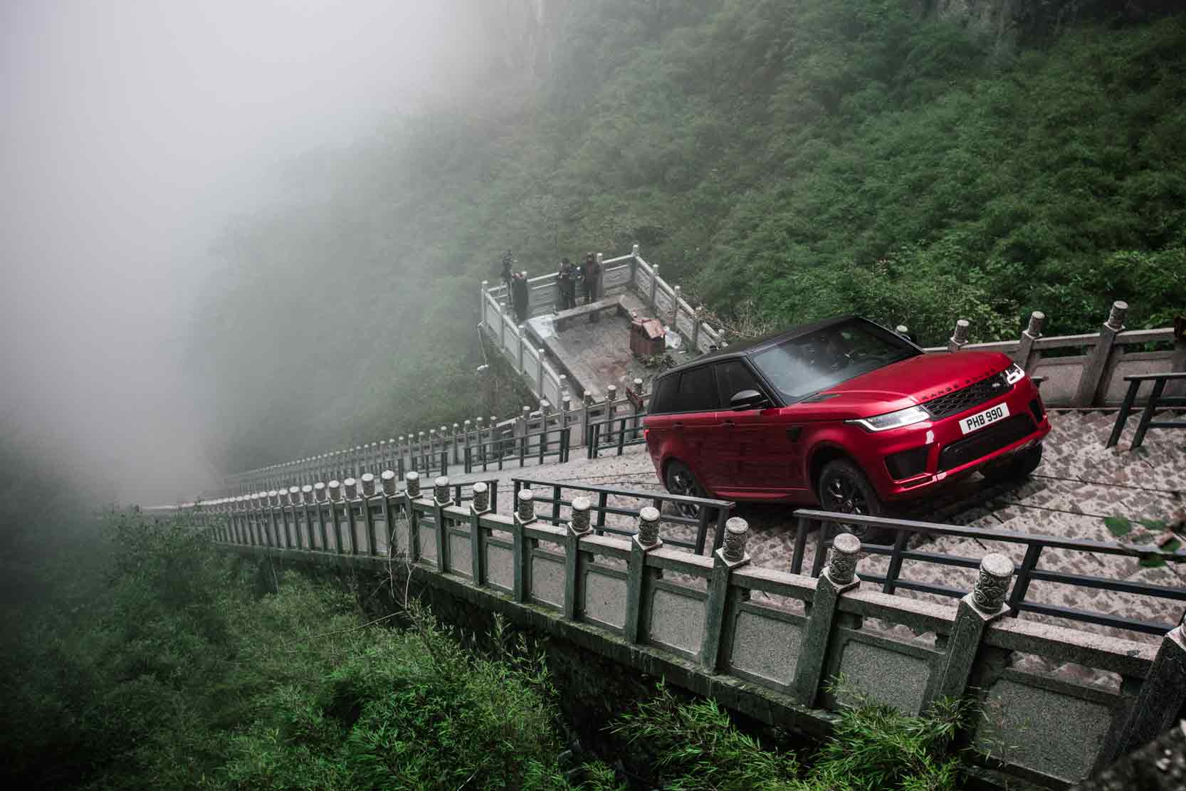 Image principale de l'actu: Le range rover sport p400e la version hybride s attaque a la route du dragon 