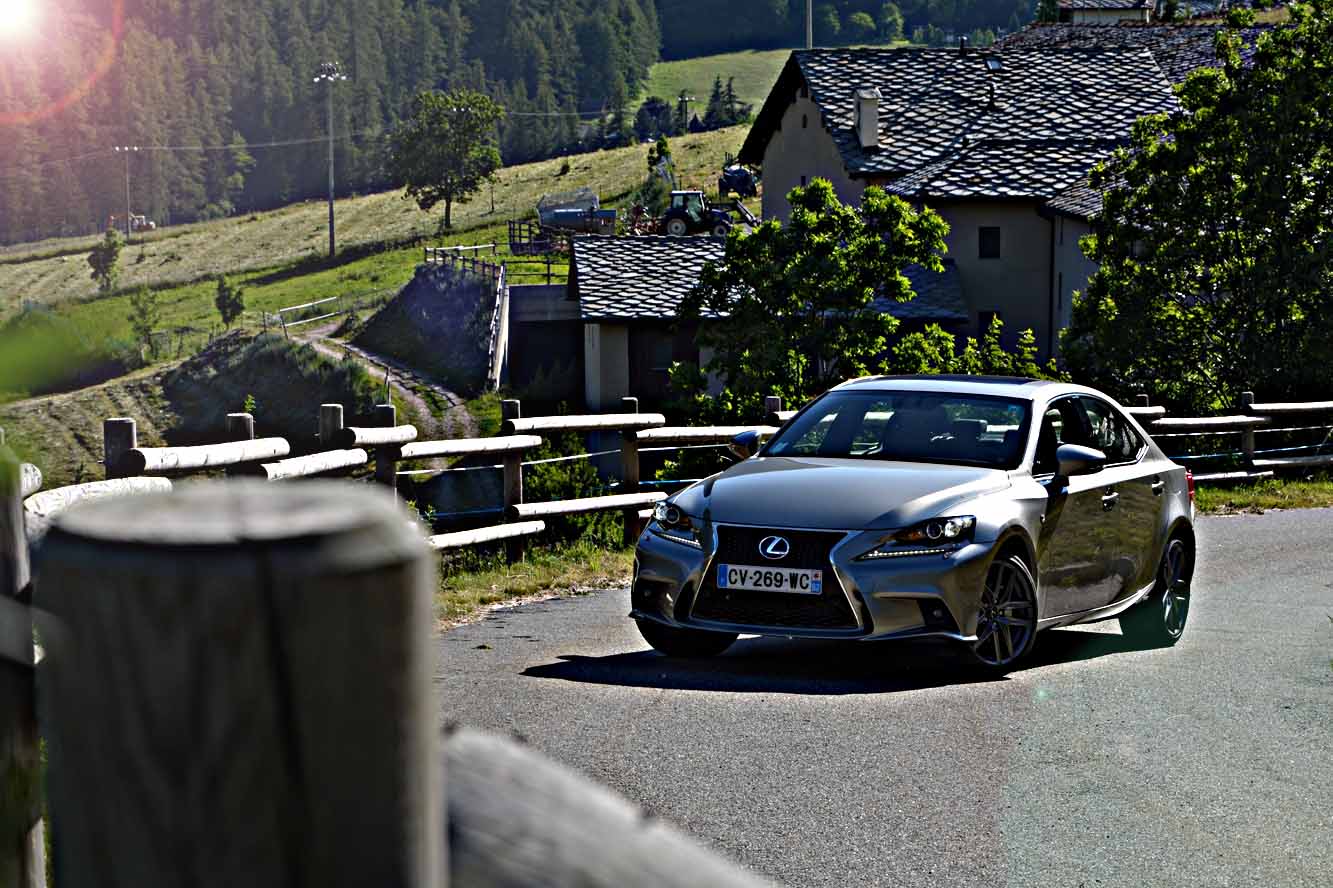 Image principale de l'actu: Test lexus is 300h lhybride contre le diesel 