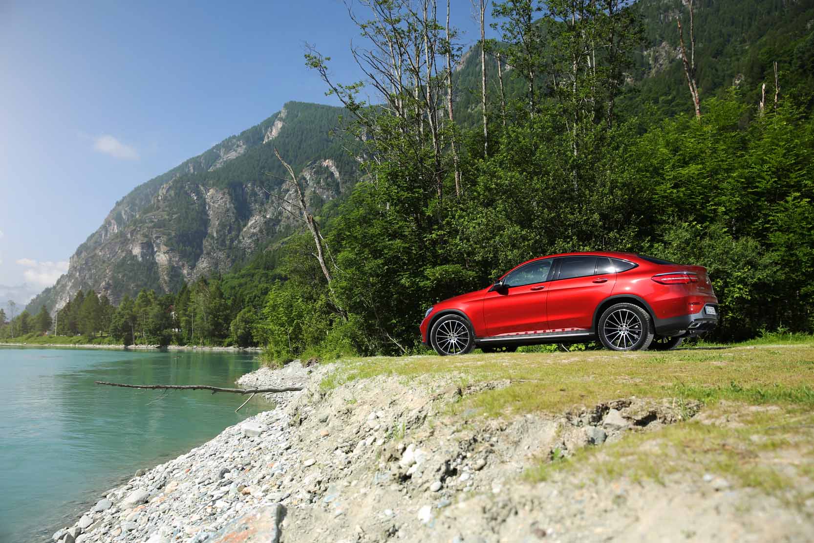 Image principale de l'actu: De nouvelles motorisations pour les mercedes classe e estate et glc coupe 