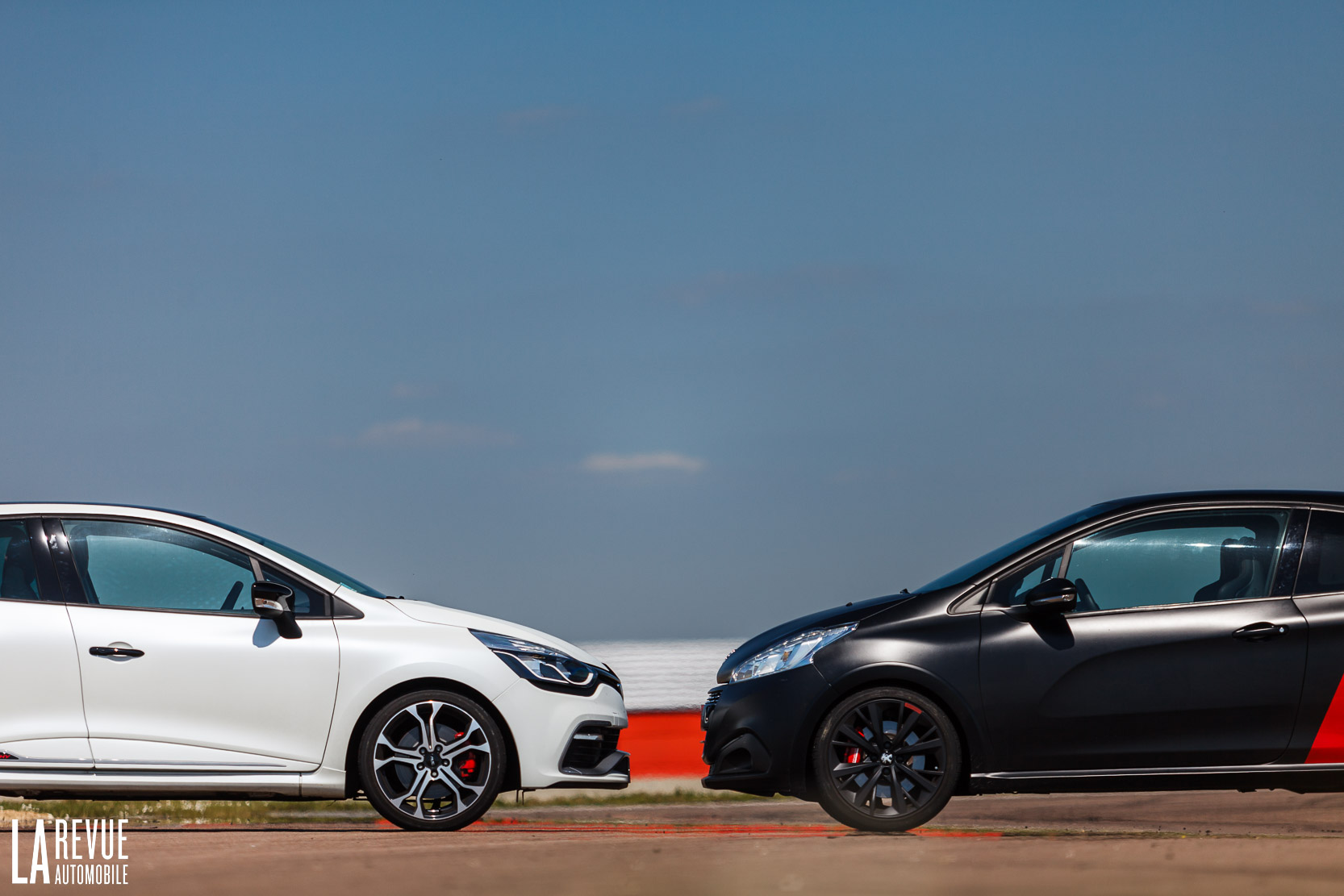 Image principale de l'actu: Essai Peugeot 208 GTI bPS et Renault Clio RS Trophy : le match