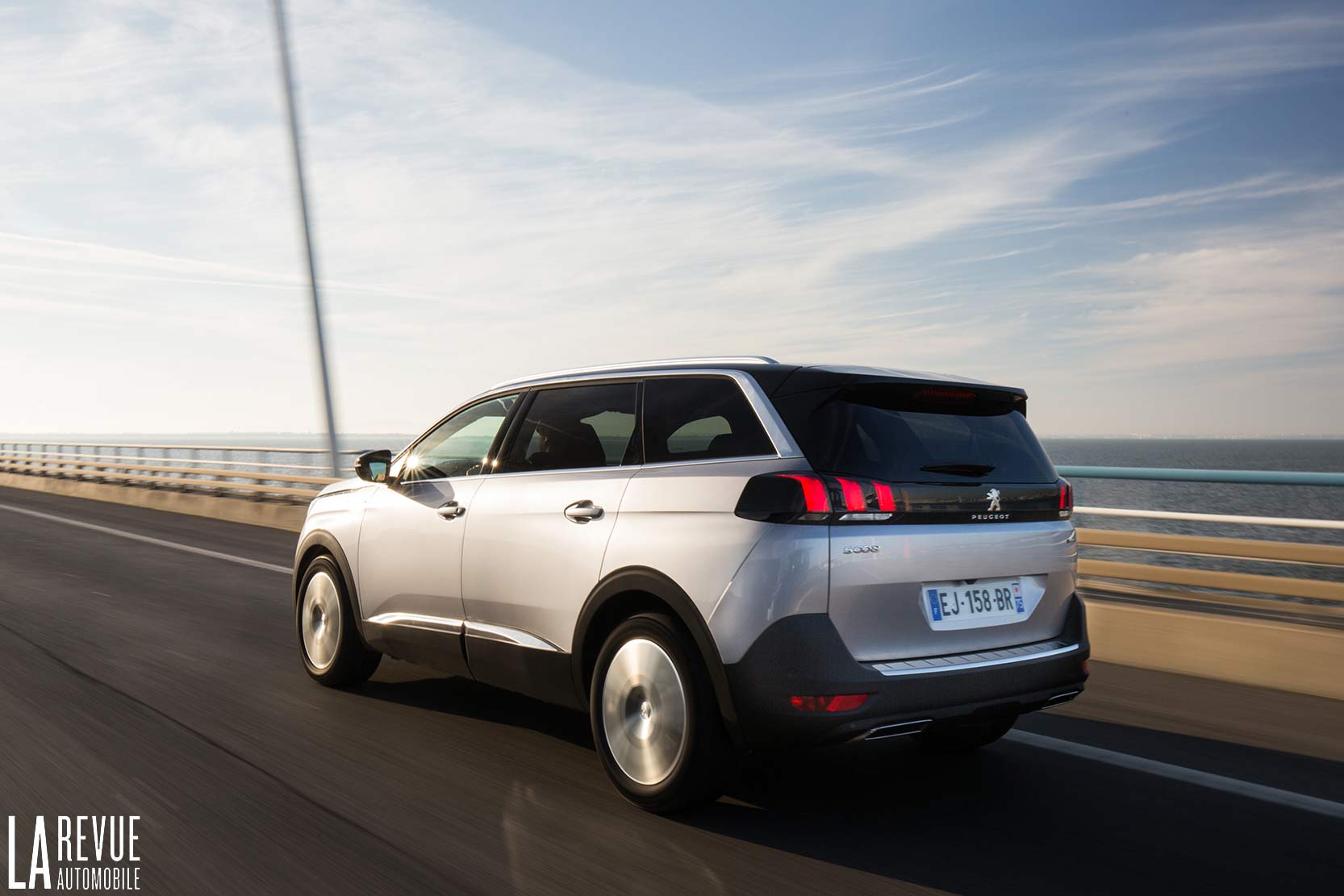 Image principale de l'actu: Essai nouveau Peugeot 5008 : surtout prenez en le petit volant