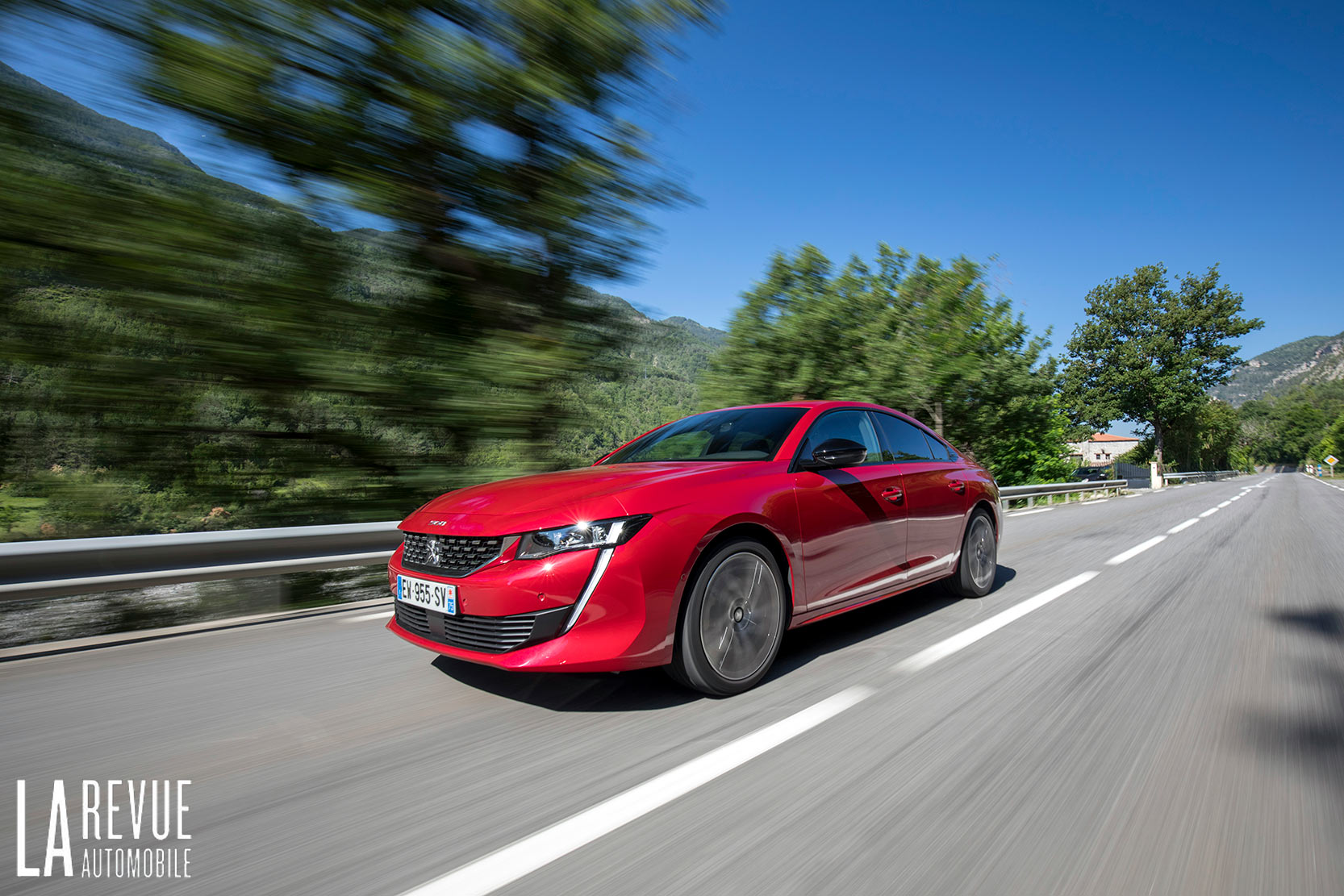 Essai de la nouvelle Peugeot 508 GT, en couleur rouge elle s'avance avec un style sportif