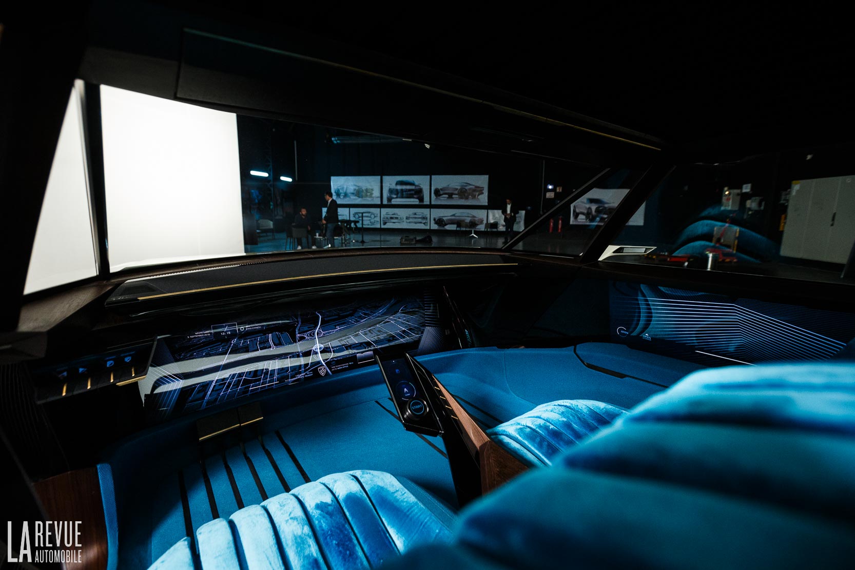 Intérieur du Peugeot e-Legend avec son écran géant de 49 pouces