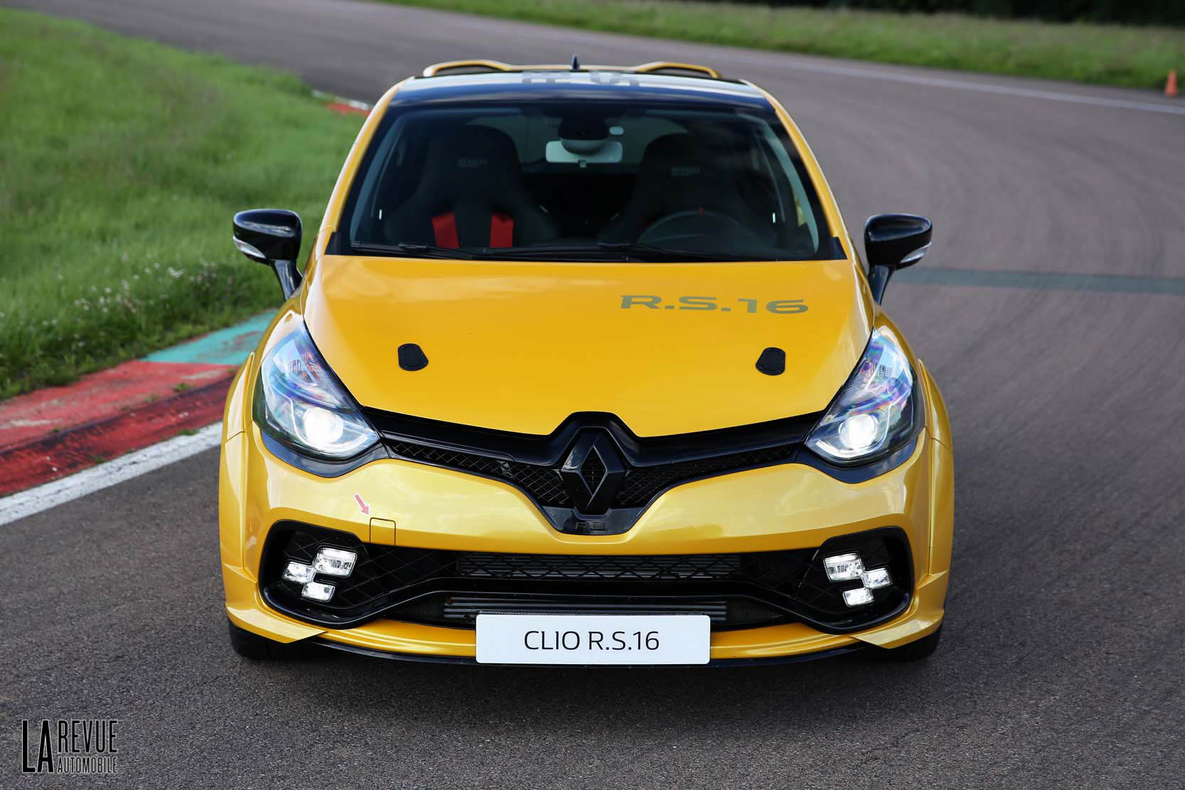 Image principale de l'actu: Renault Clio RS 16 : l'Alpine A110 m'a tuée