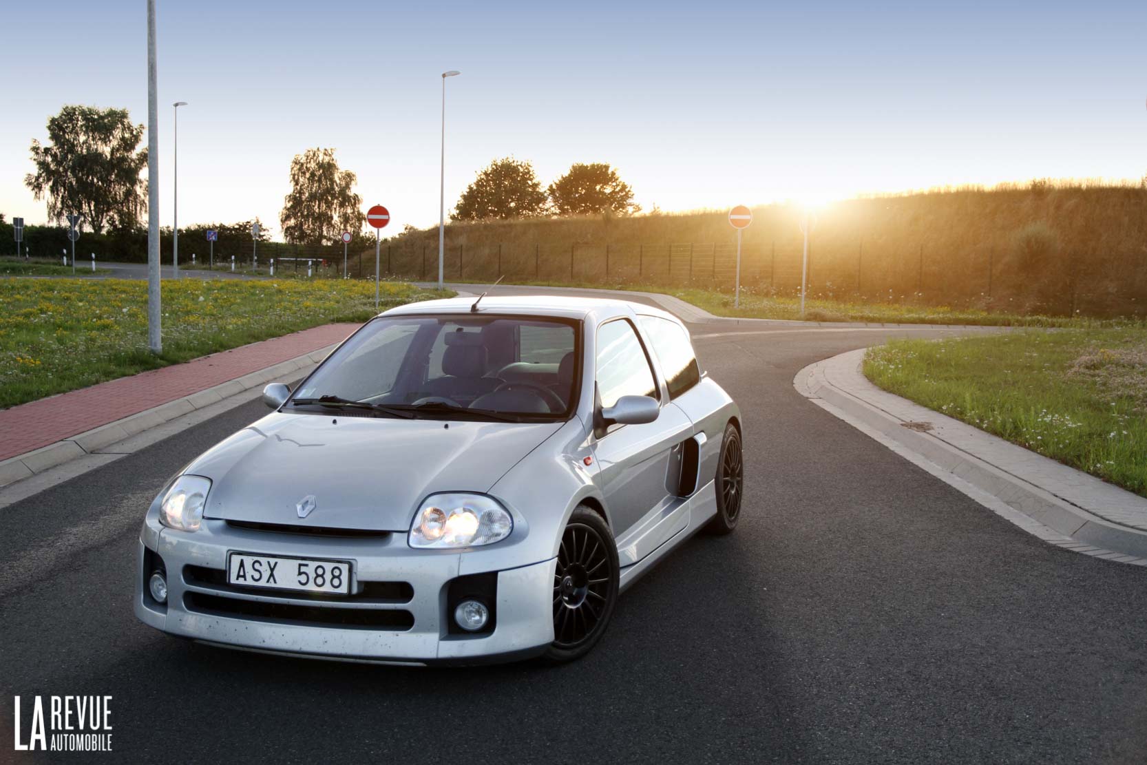 Image principale de l'actu: Essai Renault Clio V6 : 1 600 km pour comprendre l'incomprise