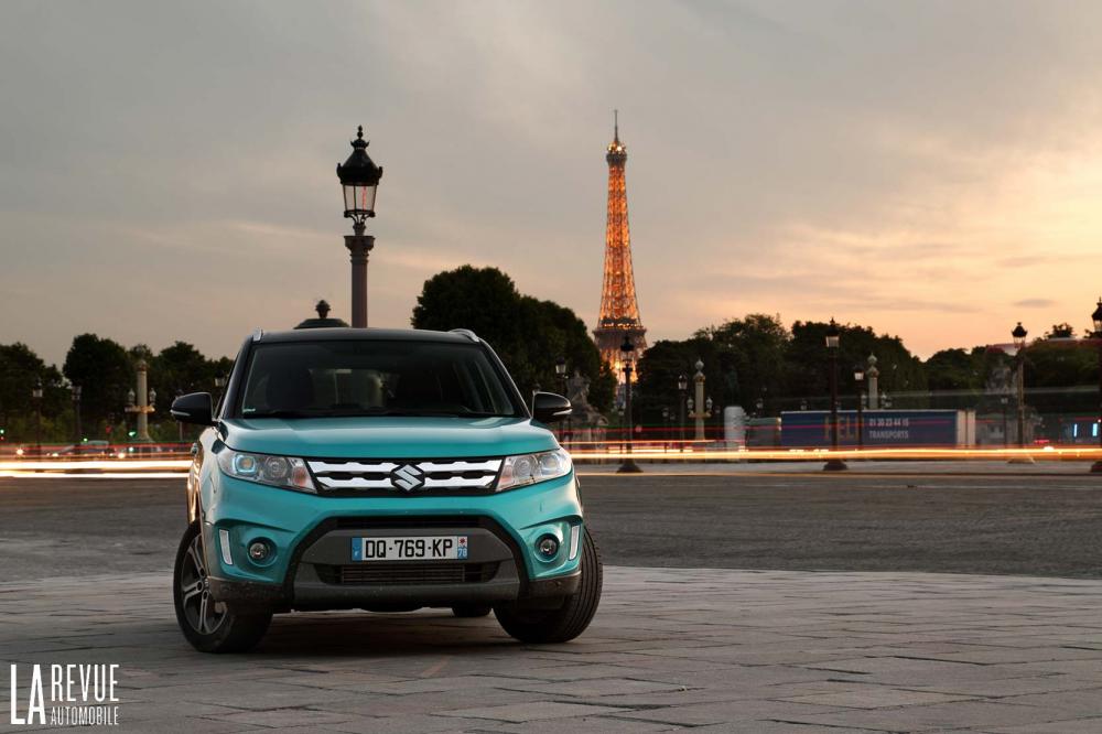 Suzuki Vitara 1.6 DDiS à Paris avec la Tour Eiffel en fond