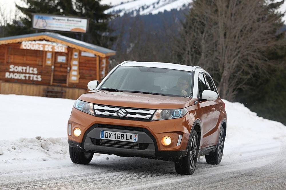 Suzuki Vitara AllGrip et son système 4x4 en action sur la neige.