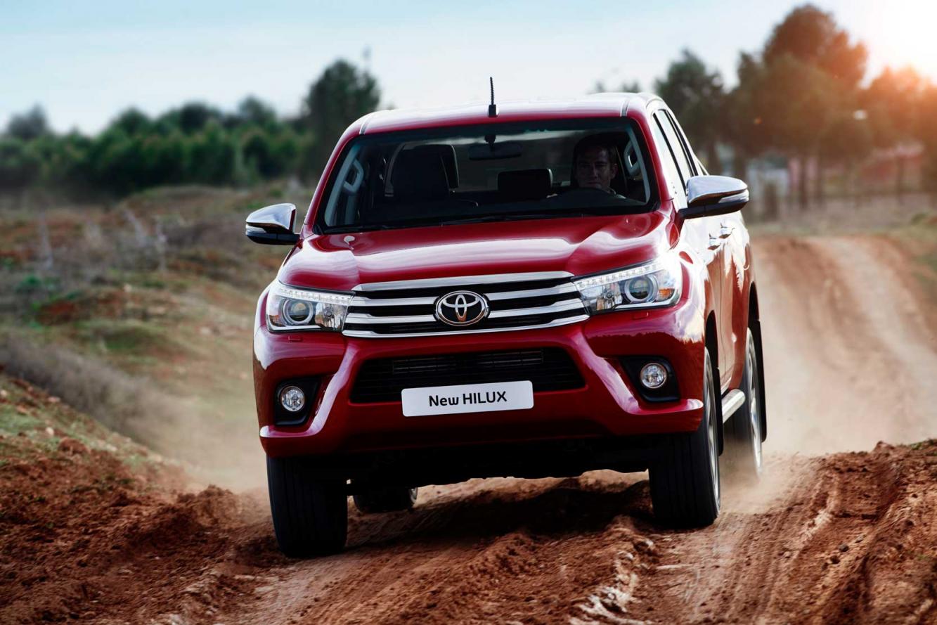 Image principale de l'actu: Le toyota hilux 2017 passe aux 2 roues motrices 