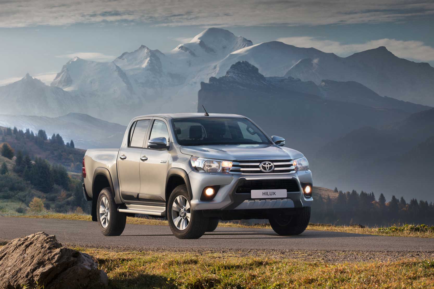 Image principale de l'actu: Toyota Hilux : légende sport le pick-up en jogging