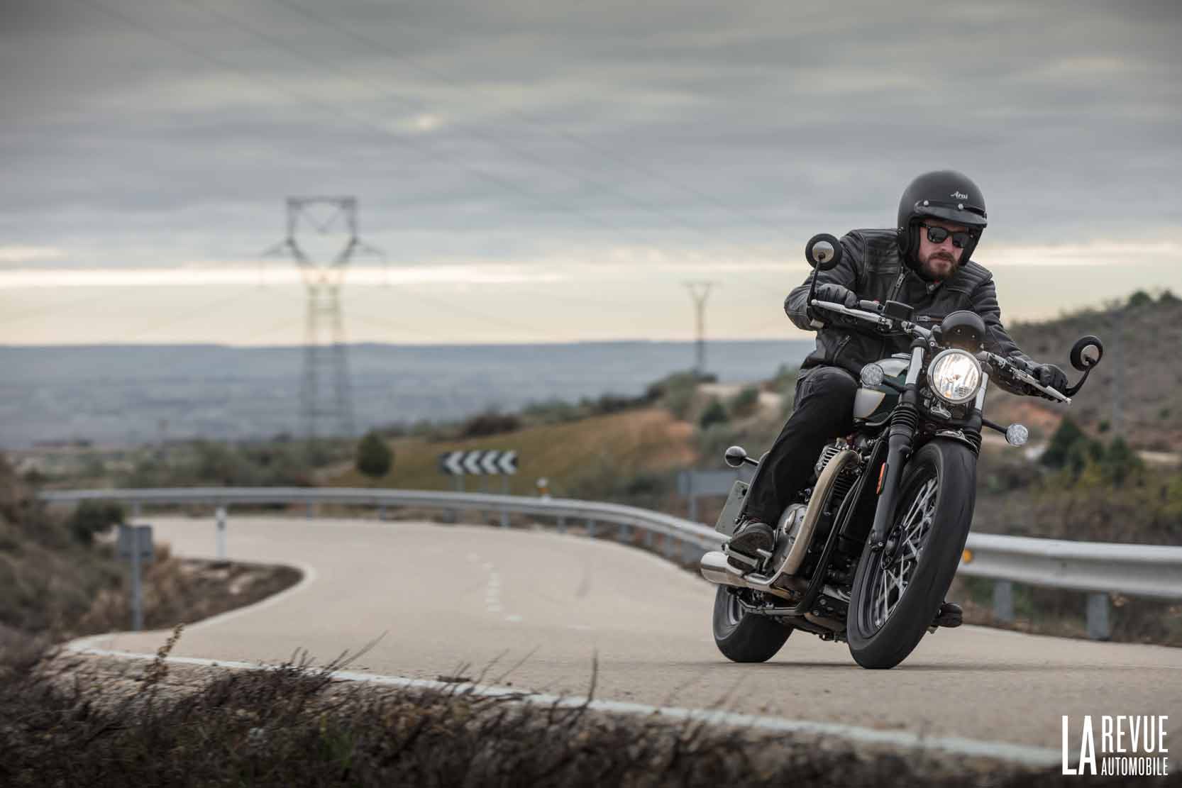 Image principale de l'actu: Triumph Bonneville Bobber : la légende britannique version hot-rod