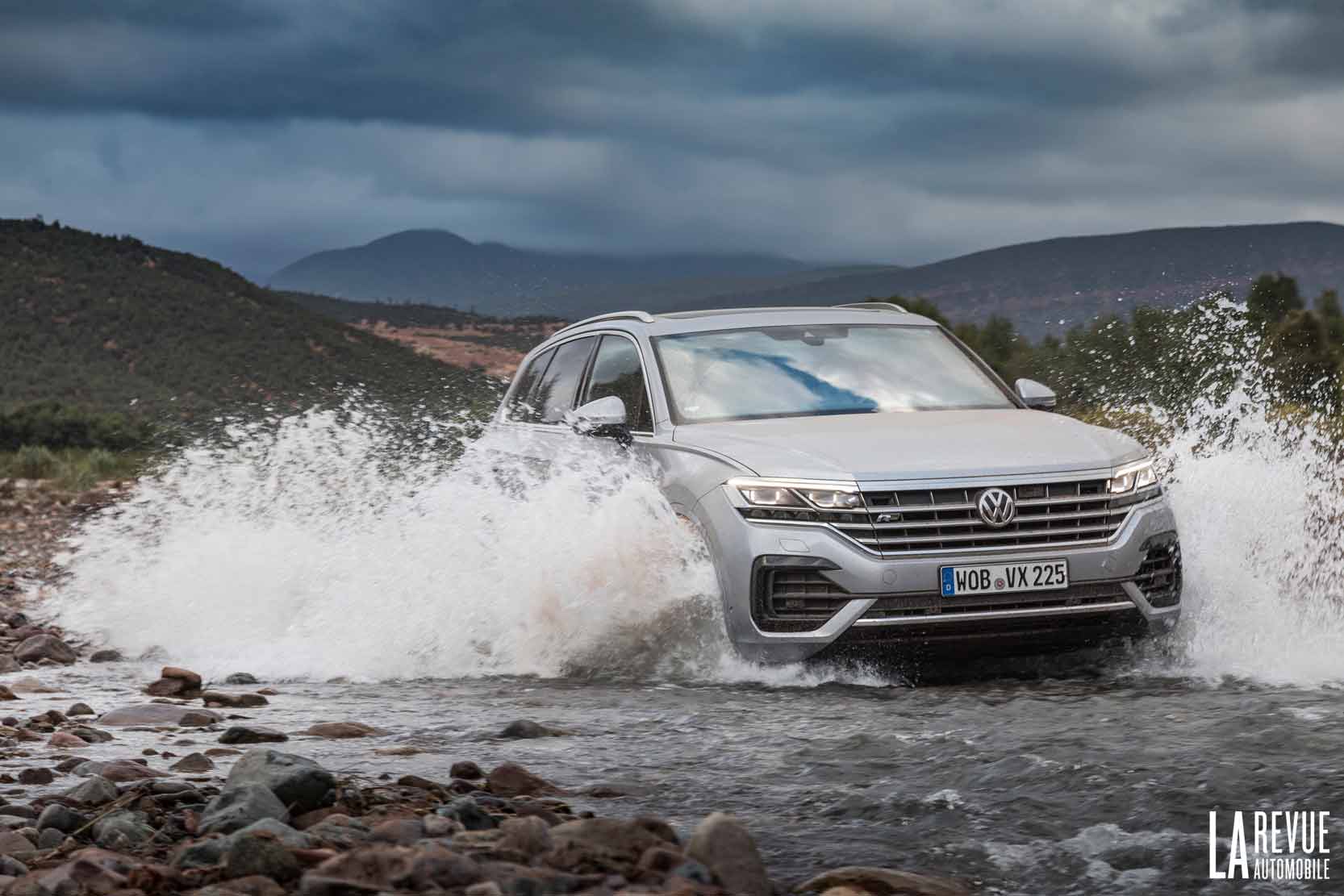 Le Volkswagen Touareg passe les court d'eau