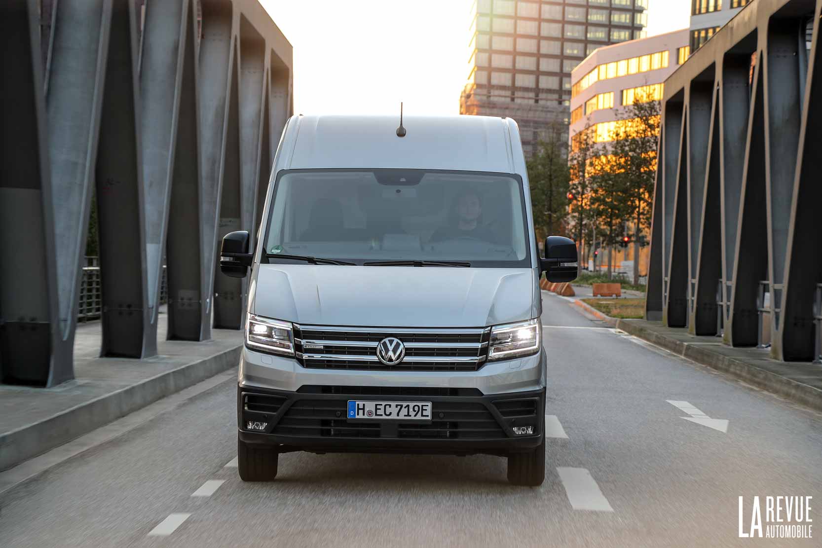 Фольксваген крафтер. Фольксваген Крафтер синий 2018. Volkswagen Crafter 2020 шоссе. Volkswagen Crafter морда. VW Crafter 2020 с кенгурятником.