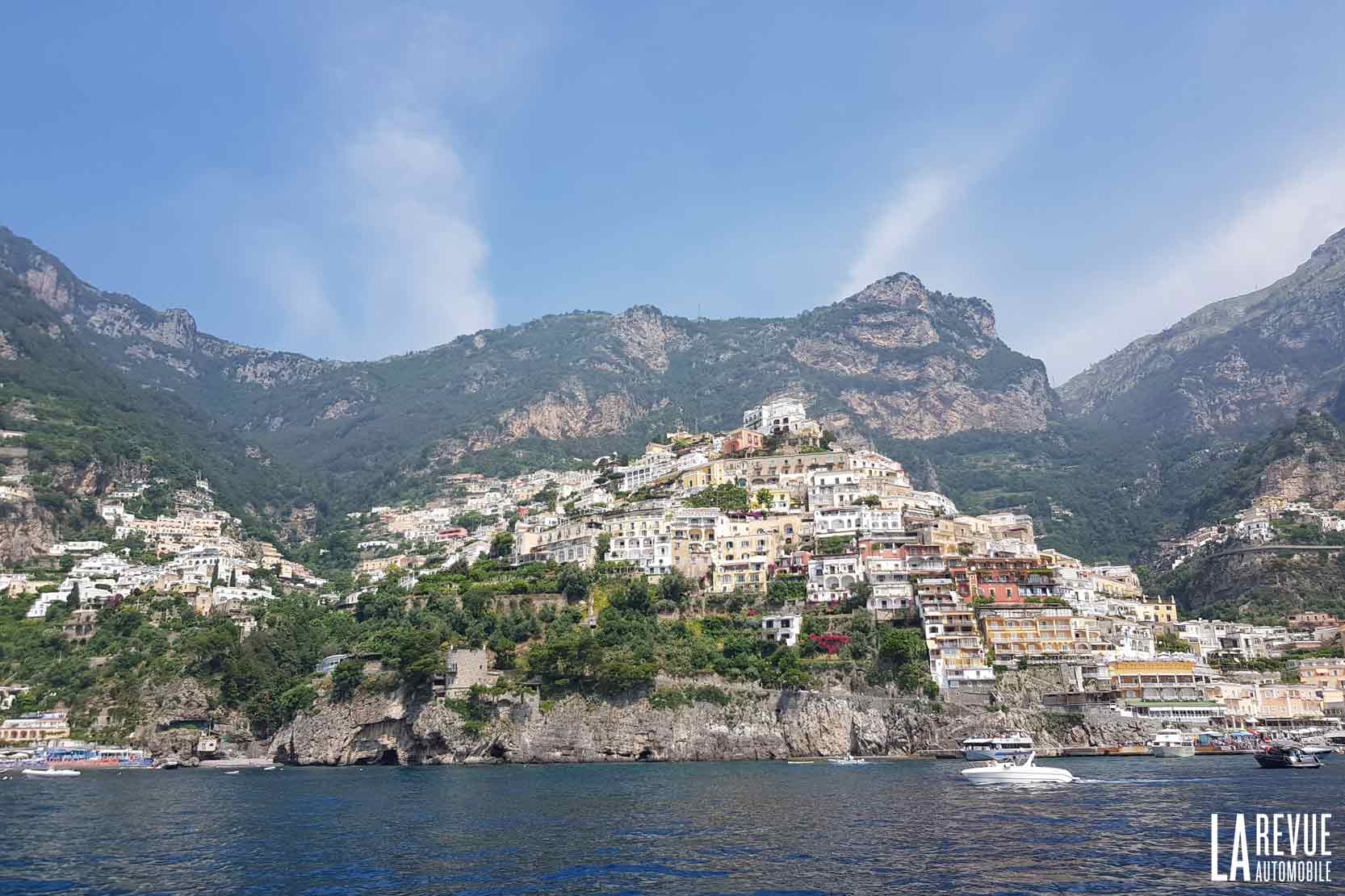 Une vue de bateau de la côte amalfitaine : voici Positano