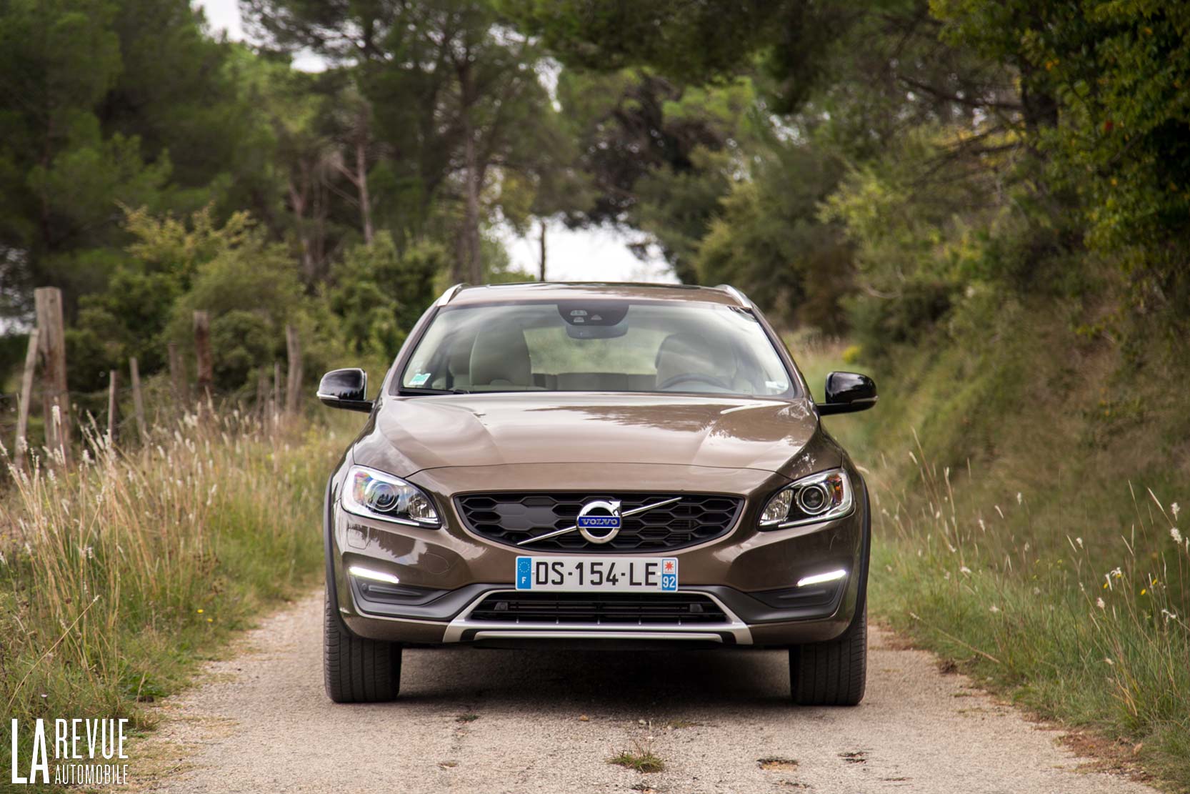 Image principale de l'actu: Volvo v60 cross country de la route aux chemins 