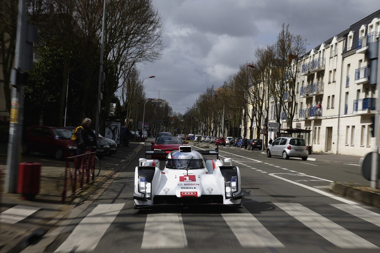 Image principale de l'actu: Audi fait rouler la r18 e tron quattro dans les rues du mans 