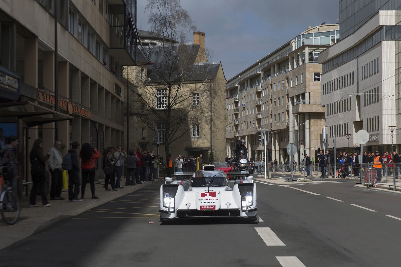 Audi fait rouler la r18 e tron quattro dans les rues du mans 