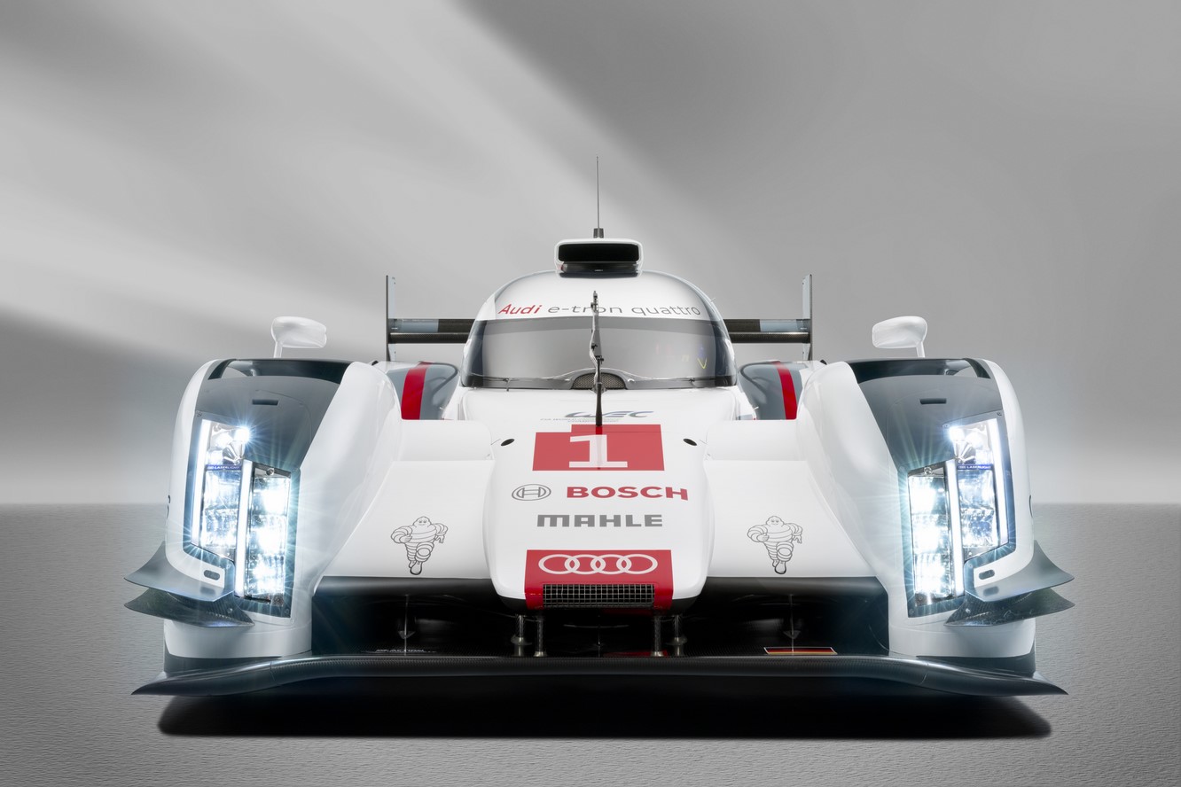 Audi fait rouler la r18 e tron quattro dans les rues du mans 