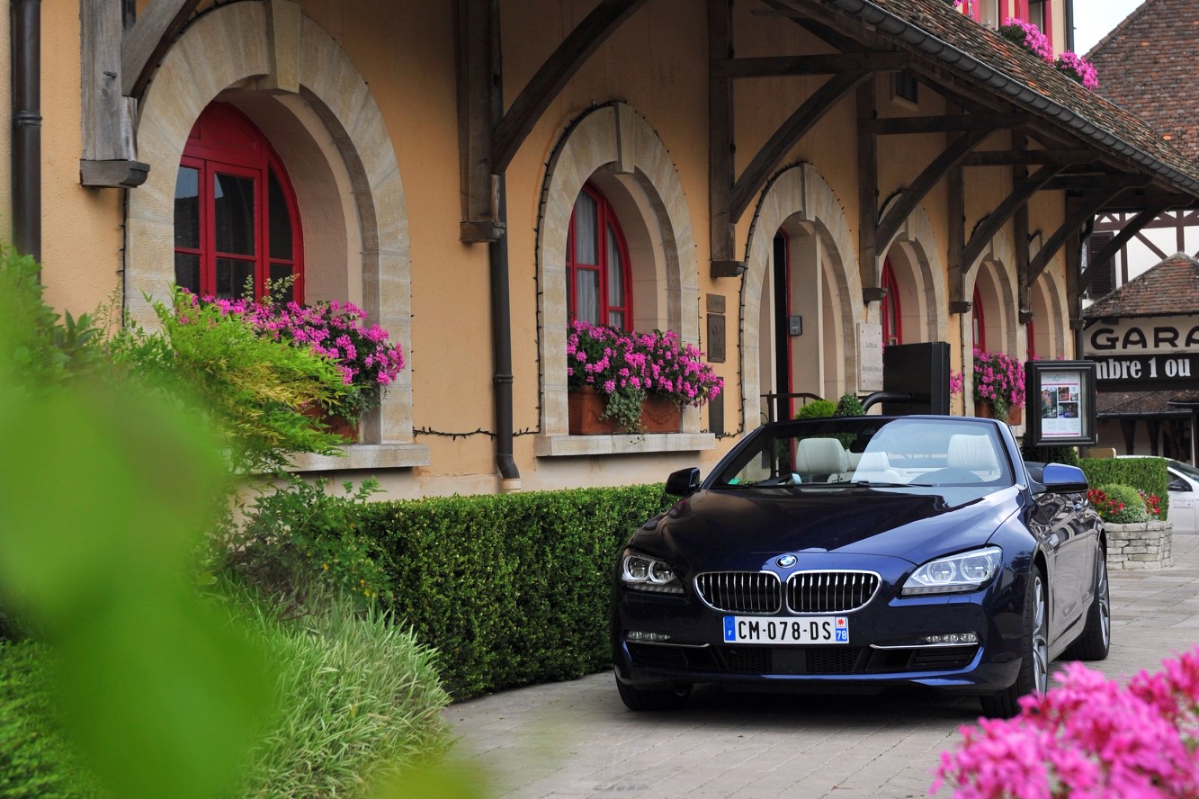 Image principale de l'actu: Bmw installe des prises de recharge dans les relais amp chateaux 