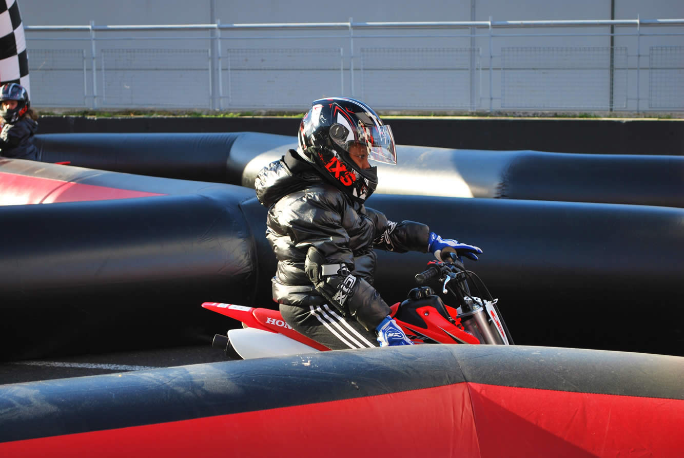 Salon de la moto les enfants sur le circuit honda 