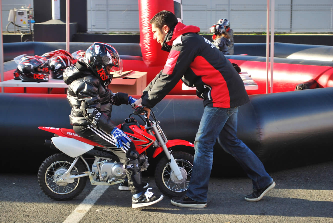 Salon de la moto les enfants sur le circuit honda 