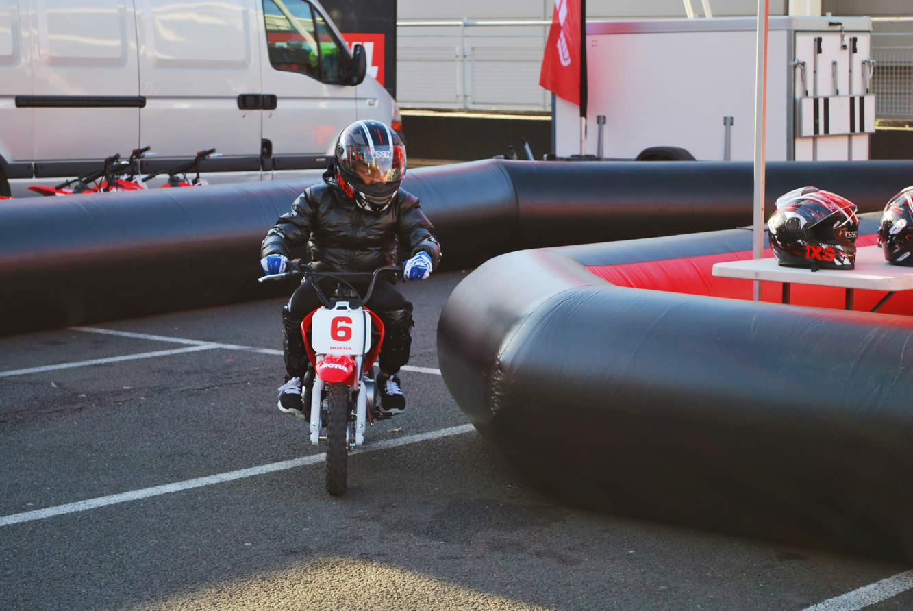 Salon de la moto les enfants sur le circuit honda 