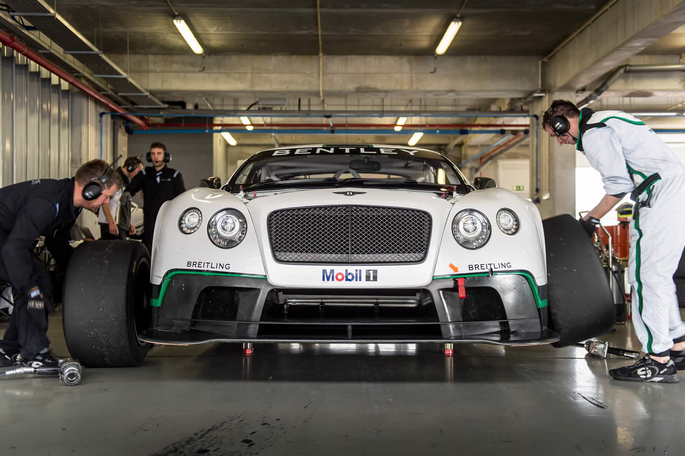 La bentley continental gt3 aux 12h d abu dhabi 