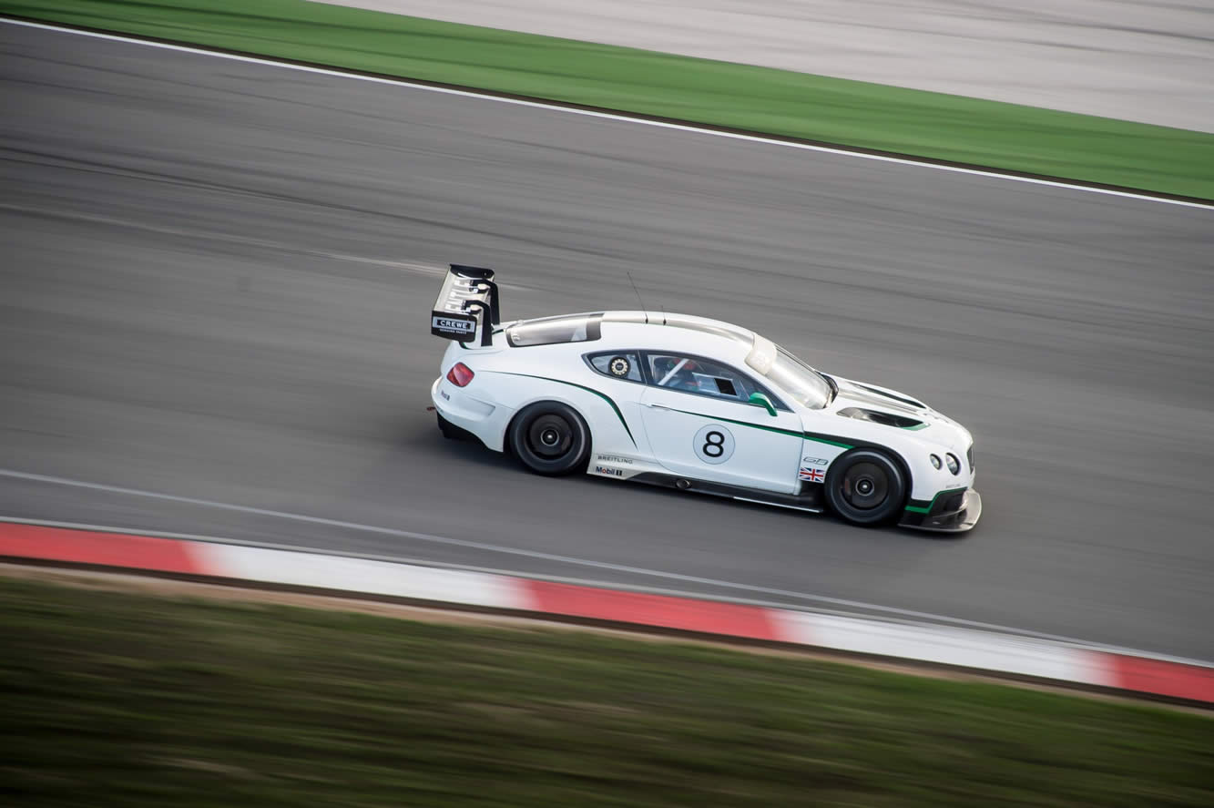 La bentley continental gt3 aux 12h d abu dhabi 