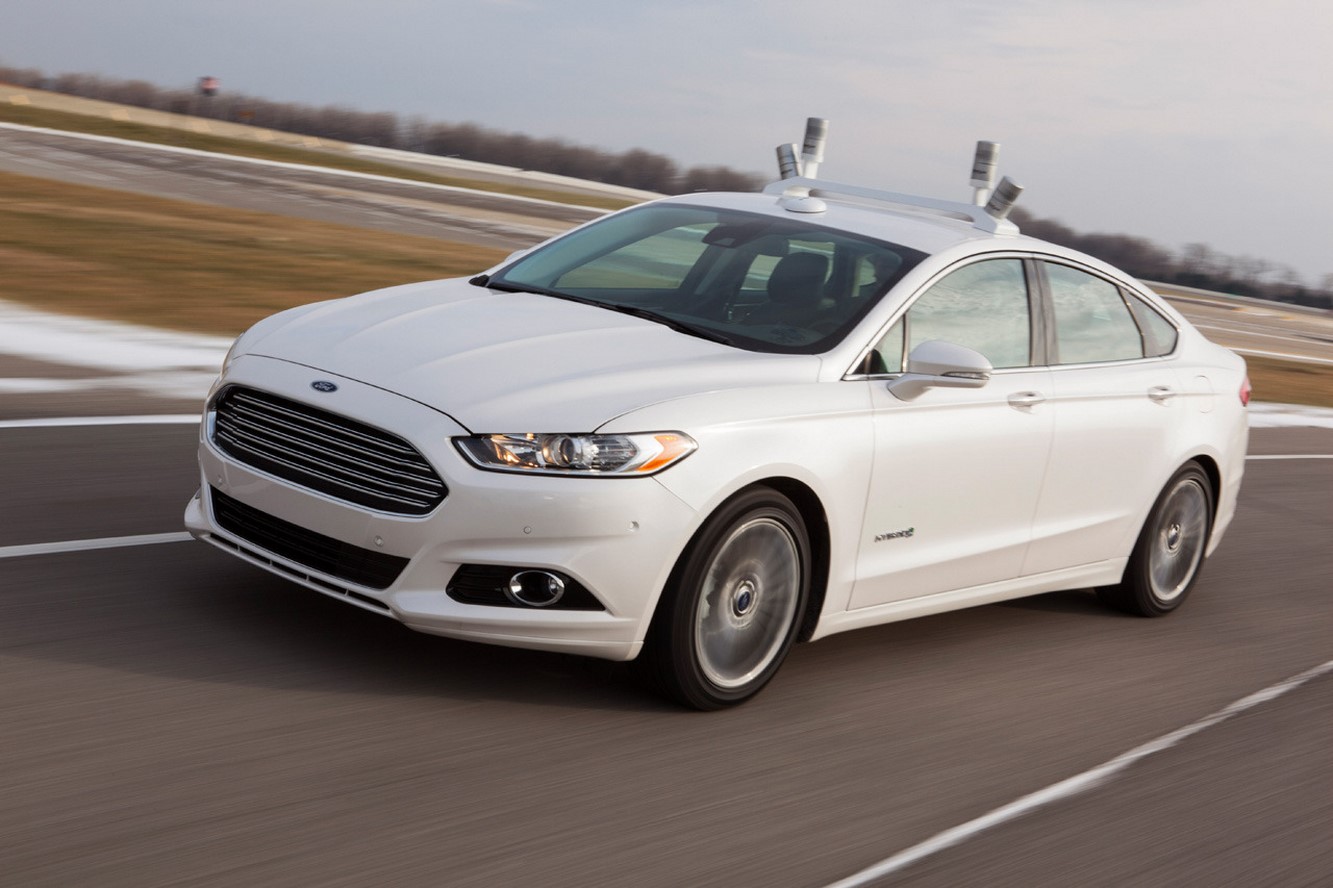 Une ford fusion hybride sans conducteur 