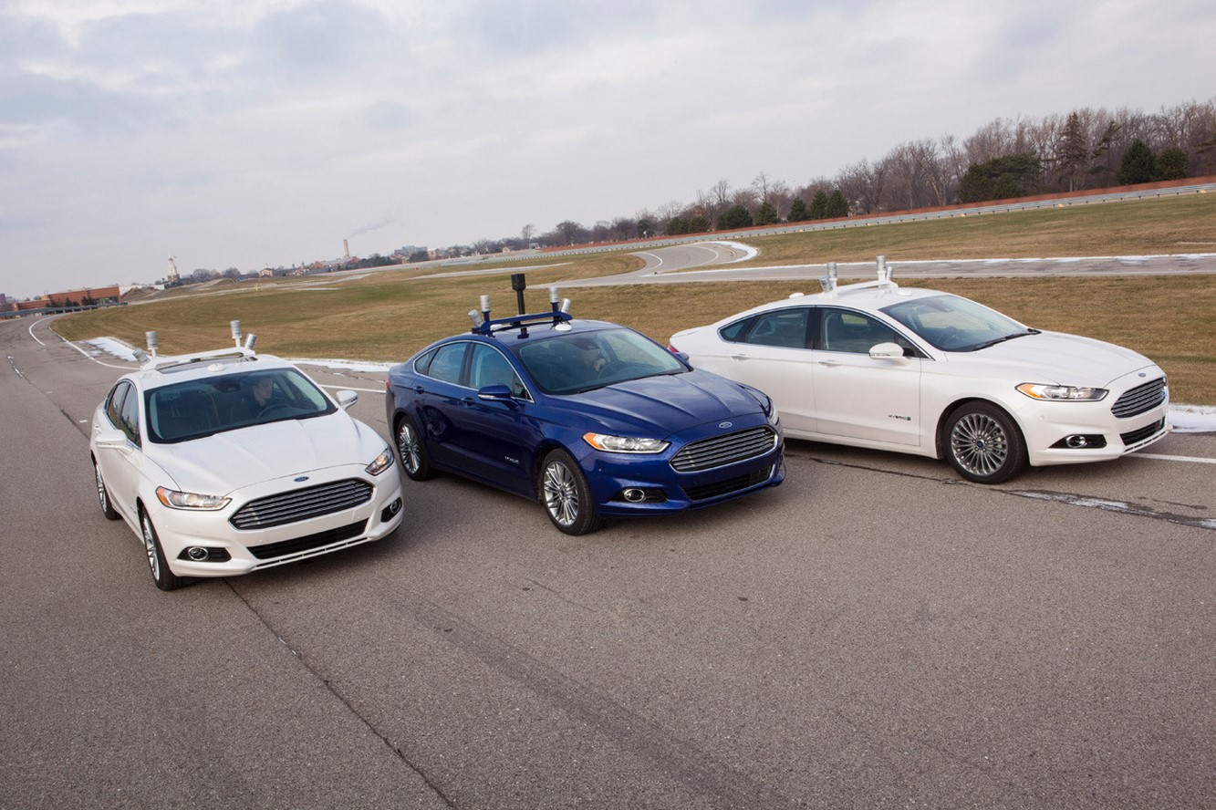 Une ford fusion hybride sans conducteur 