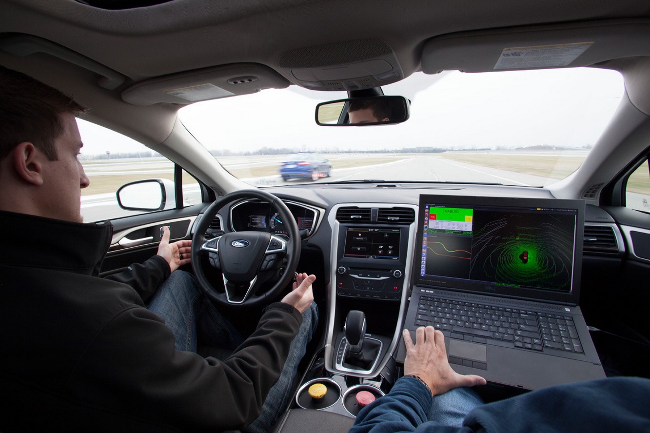 Une ford fusion hybride sans conducteur 